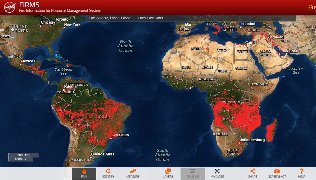 Mapa de la NASA que muestra gran cantidad de focos de incendio en América del Sur y África.